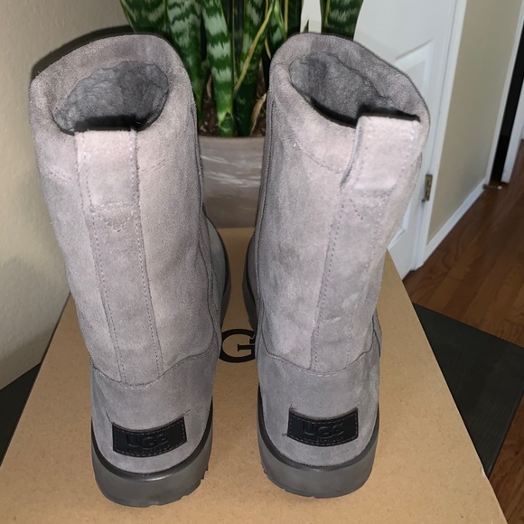 Sold!! Ugg Metal Classic Short Waterproof - Picture 5 of 7